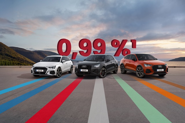 Drei Audi Modelle stehen nebeneinander auf einer Straße mit farbigen Fahrspuren und darüber schwebt die rote Zahl '0,99 %'
