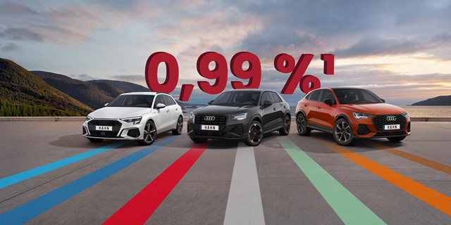 Drei Audi Modelle stehen nebeneinander auf einer Straße mit farbigen Fahrspuren und darüber schwebt die rote Zahl '0,99 %'