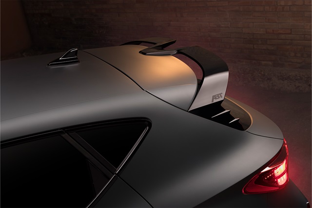 Dachspoiler mit ABT-Logo auf dem Heck eines mattschwarzen CUPRA Formentor in dunkler Umgebung
