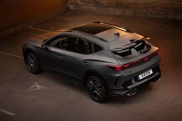 Dunkelgrauer CUPRA Formentor mit ABT-Karosserieumbau, sportlichem Heckspoiler und vier Auspuffendrohren, von schräg oben hinten fotografiert in einer Halle