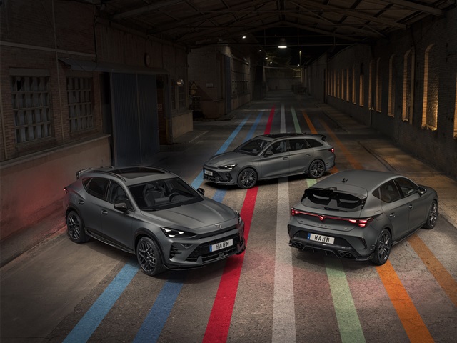 CUPRA Formentor, Leon und Leon Sportstourer mit „CUSTOM CUPRA by ABT“ stehen in einer dunklen Halle.