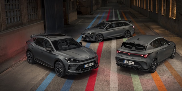 CUPRA Formentor, Leon und Leon Sportstourer mit „CUSTOM CUPRA by ABT“ stehen in einer dunklen Halle.