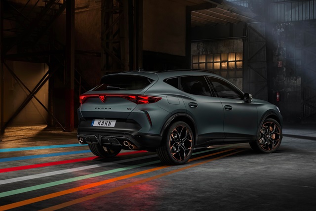 Rückansicht eines grauen Cupra Formentor VZ5  in einer dunklen Halle.