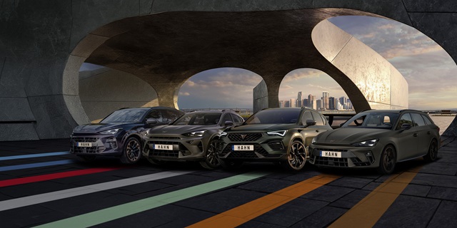 Vier CUPRA Modelle nebeneinander unter einer modernen Betonbrücke mit Stadtpanorama im Hintergrund