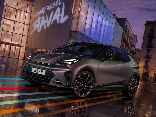 CUPRA Raval VZ in Plasma in der Seitenansicht.