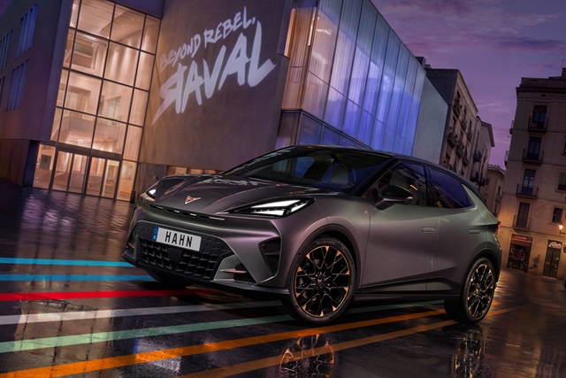 CUPRA Raval VZ in Plasma in der Seitenansicht.