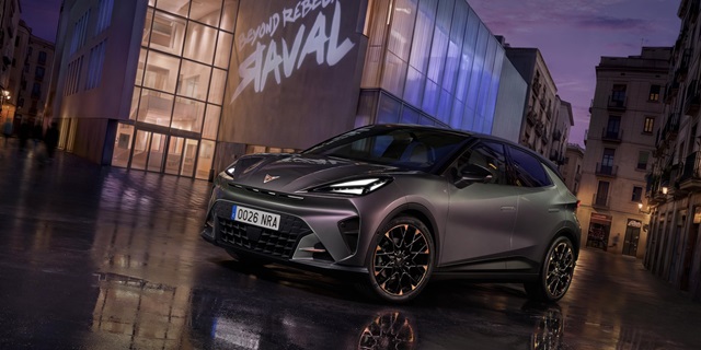 CUPRA Raval VZ in Plasma in der Seitenansicht.