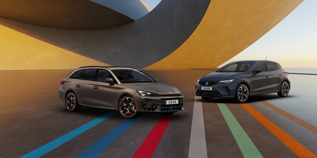 SEAT Ibiza und CUPRA Leon Sportstourer stehen vor einer modernen, geschwungenen Architektur.