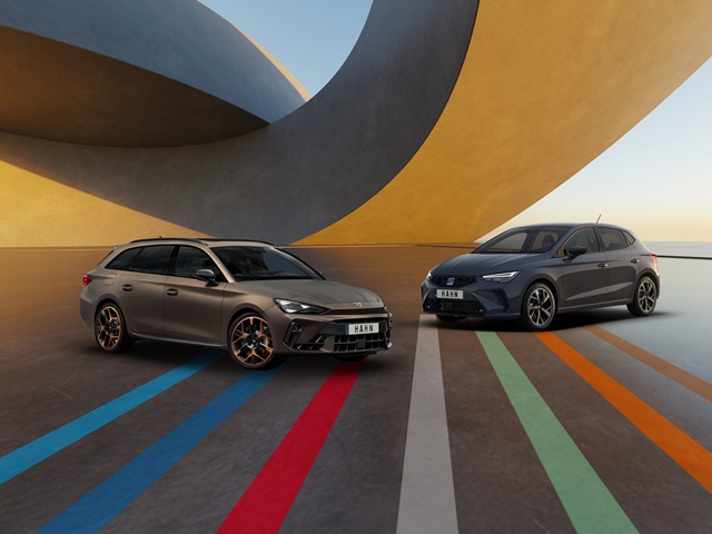 SEAT Ibiza und CUPRA Leon Sportstourer stehen vor einer modernen, geschwungenen Architektur.