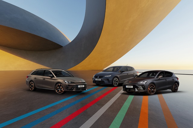 Drei Fahrzeuge der Marken CUPRA und SEAT stehen vor einer modernen, geschwungenen Architektur, darunter ein CUPRA Leon Sportstourer, ein SEAT Ibiza und ein CUPRA Leon.