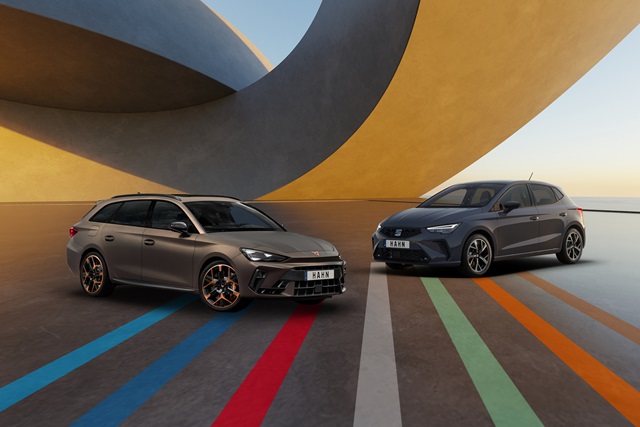 SEAT Ibiza und CUPRA Leon Sportstourer stehen vor einer modernen, geschwungenen Architektur.