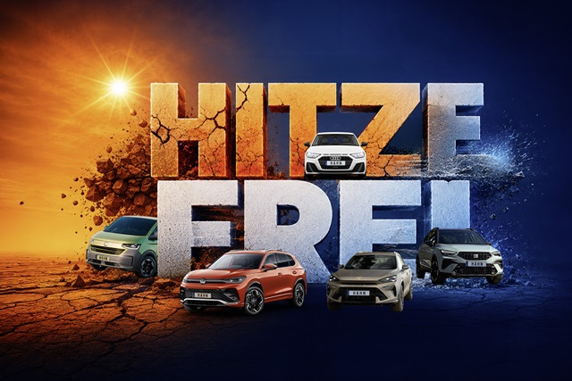 Fünf Autos vor großem Schriftzug 'HITZEFREI', links trockene, rissige Erde mit Sonne, rechts blaue Wasserelemente
