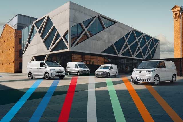 Verschiedene VW Nutzfahrzeuge, die nebeneinander stehen.