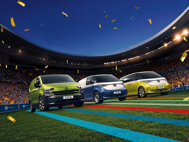 Volkswagen Nutzfahrzeuge Range Bild mit dem ID. Buzz Pro, Cargo und Transporter Kasten in einem Fußballstadion