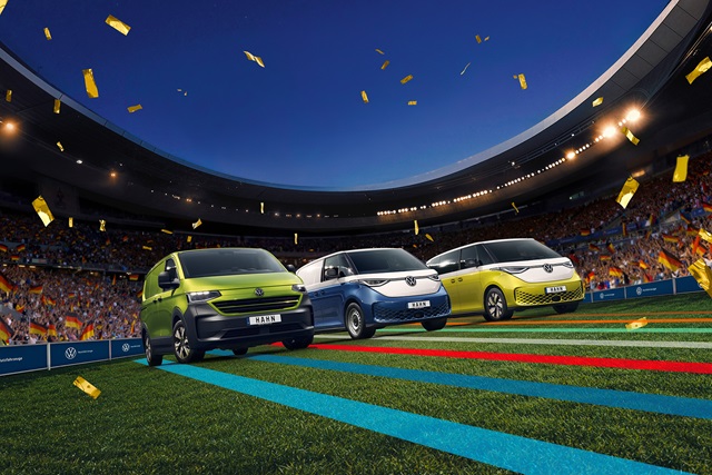 Volkswagen Nutzfahrzeuge Range Bild mit dem ID. Buzz Pro, Cargo und Transporter Kasten in einem Fußballstadion