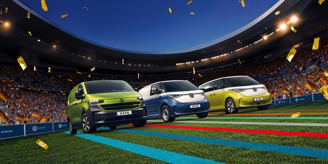 Volkswagen Nutzfahrzeuge Range Bild mit dem ID. Buzz Pro, Cargo und Transporter Kasten in einem Fußballstadion