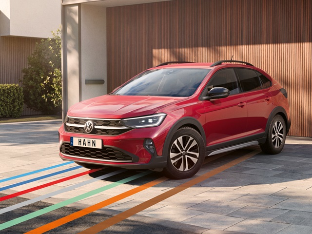 Roter VW Taigo parkt vor einer Garage