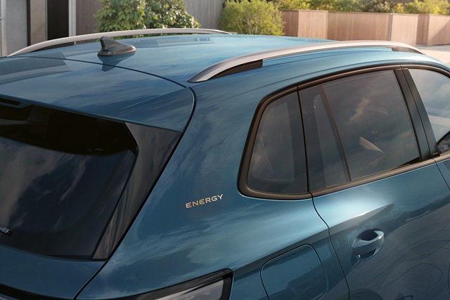 Heckbereich eines blauen VW mit der Aufschrift 'ENERGY'.