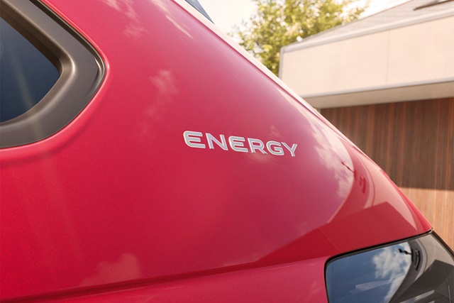 Nahaufnahme des roten Hecks eines VW mit dem Schriftzug 'ENERGY'
