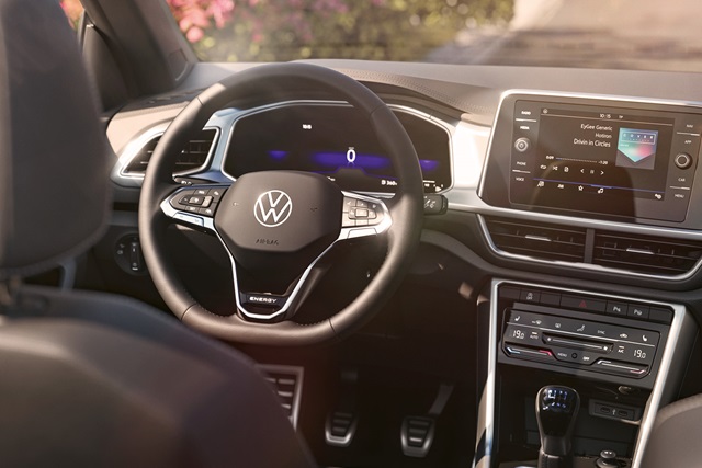 Innenraum eines Volkswagen mit Lenkrad, digitalem Tacho und Infotainment-Bildschirm