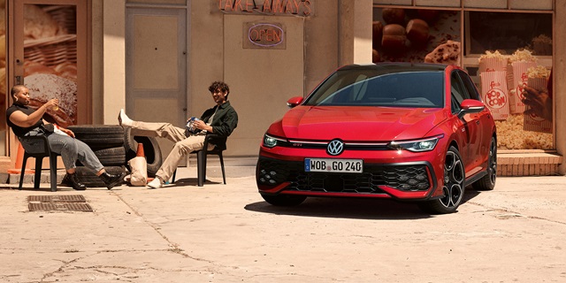 Der neue VW Golf GTI in rot in der Frontansicht.