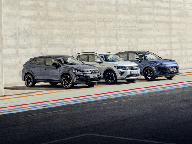 VW Taigo, T-Cross und T-Roc in unterschiedlichen Farben nebeneinander vor einer Betonwand auf einer Straße.