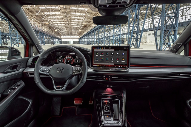 Innenraum des VW Golf GTI Edition 50