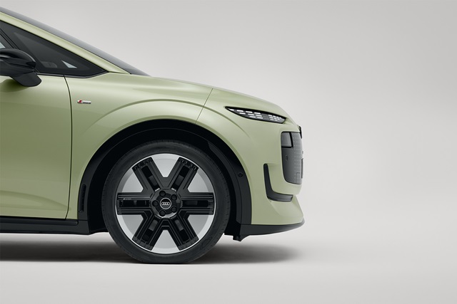 Detailansicht des Reifens eines hellgrünen Audi A2 e-tron