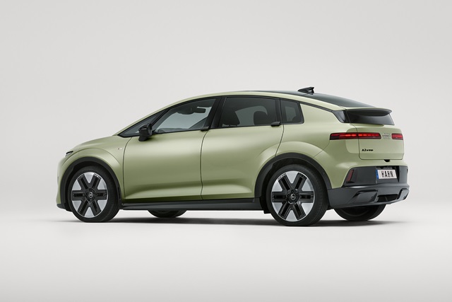 Hellgrüner Audi A2 e-tron in der schrägen Seitenansicht vor einem weißen Hintergrund 