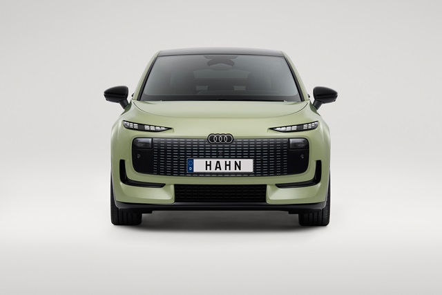 Hellgrüner Audi A2 e-tron in der Frontansicht vor einem weißen Hintergrund 
