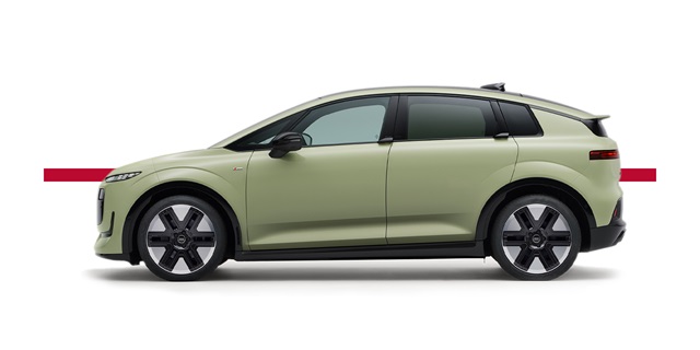 Hellgrüner Audi A2 e-tron in der Seitenansicht vor einem weißen Hintergrund mit einem roten horizontalen Streifen