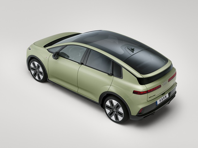 Hellgrüner Audi A2 e-tron in der schrägen Vogelperspektive vor einem weißen Hintergrund 