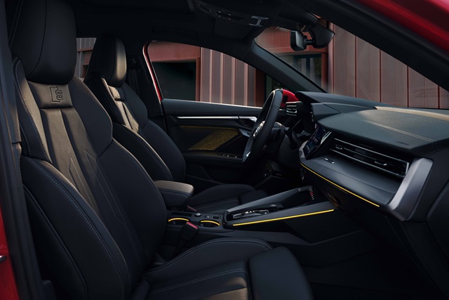 Innenraum der Audi A3 Allstreet Limousine mit schwarzen Sportsitzen, beleuchtetem Armaturenbrett und mittig angeordnetem Touchscreen