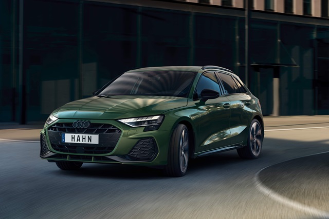 Grüner Audi A3 Sportback von vorne in urbaner Umgebung mit Kennzeichen 'HAHN'
