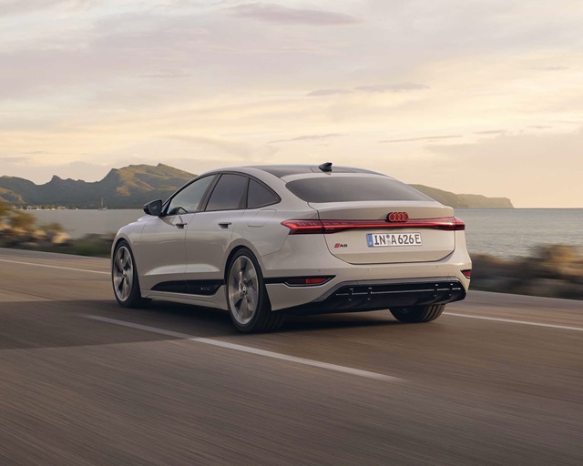 Der Audi A6 Sportback e-tron in Heck-Seitenansicht