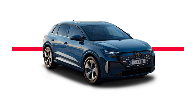 Blauer Audi Q4 e-tron von vorne leicht seitlich mit markantem Kühlergrill und Hahn-Kennzeichen