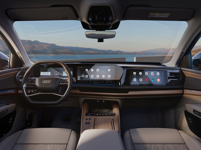 Cockpit eines Audi Q7 mit Digital Cockpit, fahrerzentriertem Touchscreen sowie Beifahrerdisplay und Holzapplikationen auf der Mittelkonsole