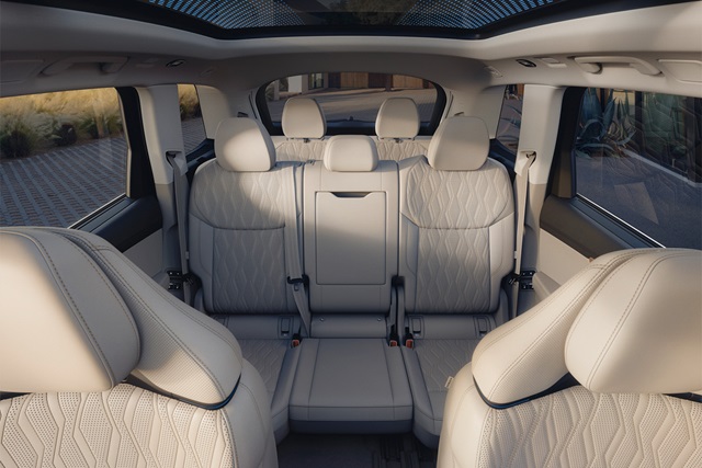 Innenraum eines Audi Q7 mit drei Sitzreihen (7 Sitzen) und hellen, gemusterten Ledersitzen
