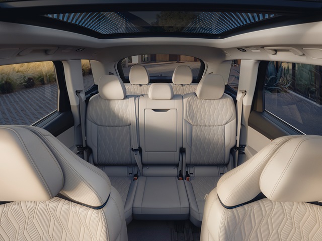 Innenraum eines Audi Q7 mit drei Sitzreihen (7 Sitzen) und hellen, gemusterten Ledersitzen