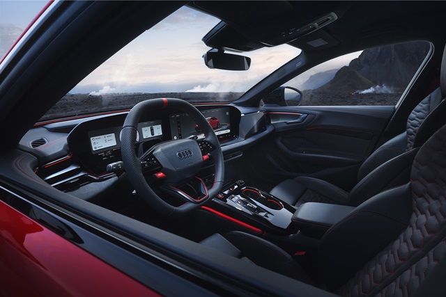 Innenraum des Audi RS 5 Avant mit sportlichem Lenkrad, digitalem Cockpit und roten Akzenten