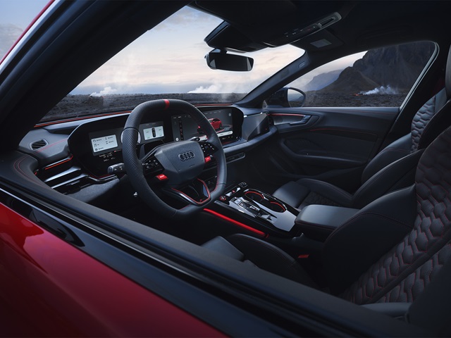 Innenraum des Audi RS 5 Avant mit sportlichem Lenkrad, digitalem Cockpit und roten Akzenten