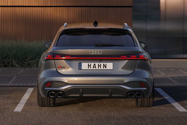 Heckansicht eines grauen Audi S5 Avant mit vier Auspuffrohren und dem Schriftzug 'HAHN' auf dem Nummernschild