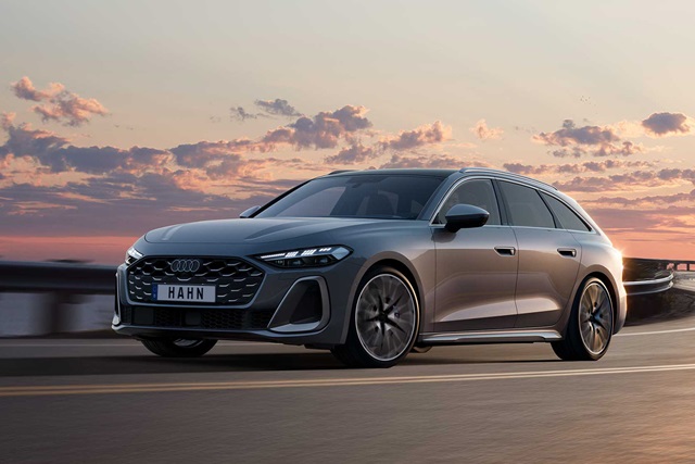 Seitenansicht eines grauen Audi S5 Avant mit markantem Kühlergrill und sportlichen Felgen vor einem Himmel mit Wolken bei Sonnenuntergang