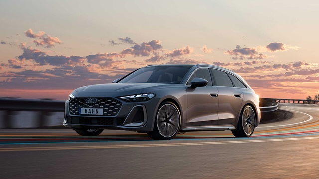 Seitenansicht eines grauen Audi S5 Avant mit markantem Kühlergrill und sportlichen Felgen vor einem Himmel mit Wolken bei Sonnenuntergang