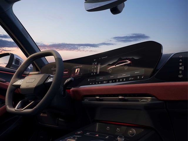 Innenraum des Audi S5 Avant mit digitalem Kombiinstrument und großem Touchscreen-Display über dem Armaturenbrett bei Dämmerung