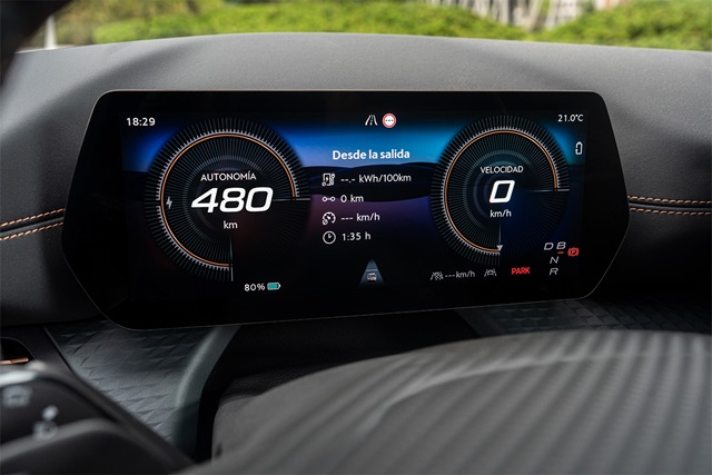 Digitales Cockpit des CUPRA Born VZ mit Anzeige von Reichweite, Geschwindigkeit, Batterieladestand und Fahrmodus in spanischer Sprache