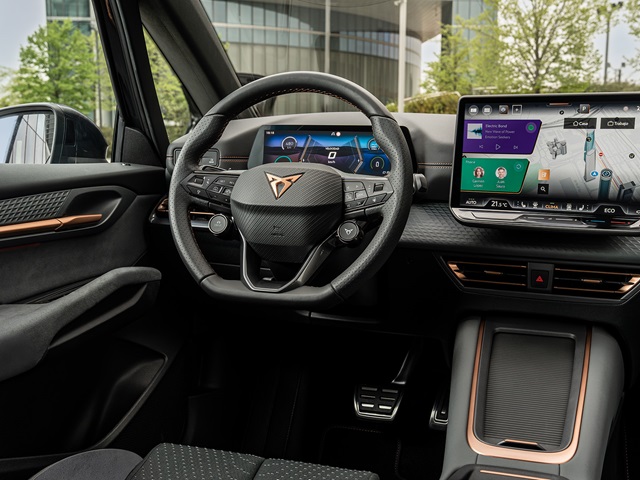 Cockpit des CUPRA Born VZ mit Multifunktionslenkrad, digitalem Kombiinstrument und großem Zentraldisplay mit Navigationskarte.