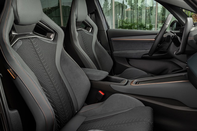 Innenraum des CUPRA Born VZ mit sportlichen Sitzen, schwarzem Interieur und orangen Ziernähten