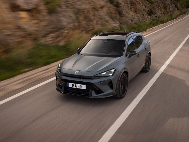 Cupra Formentor in blauer Lackierung von vorne auf einer kurvigen Bergstraße fahrend