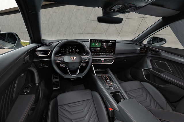 Innenraum des blauen CUPRA Formentor mit sportlichem Lenkrad, digitalem Kombiinstrument und großem Touchscreen in der Mittelkonsole